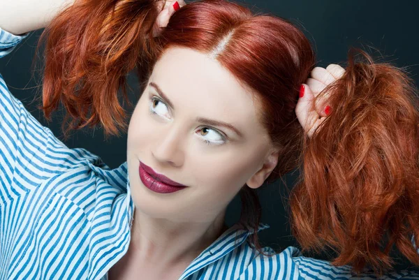 Ponytails ile genç komik erkek portresi