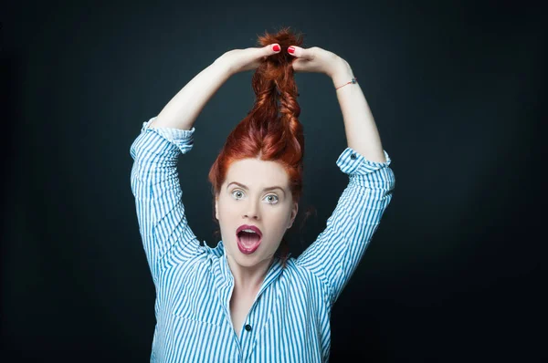 Saçını tutan güzel genç kadın