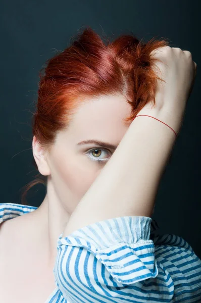 Koyu arka plan üzerinde poz seksi gizemli Bayan