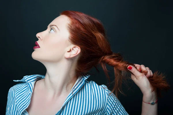 Şehvetli pozisyonda güzel kadın ayakta