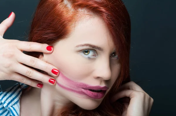 Güzel model lekeli ruj ile portresi