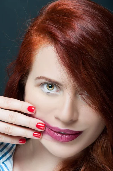 parlak makyaj ile genç kız