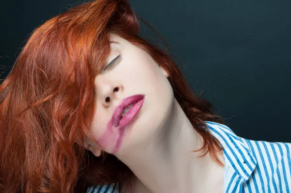 Lekeli ruj gözlerini kapatma ile şehvetli kız