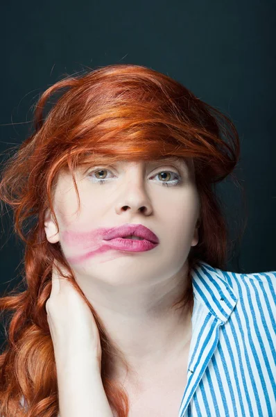 Belle femelle rousse aux lèvres froissées — Photo