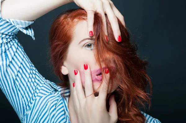 Çekici genç model şık makyaj ile