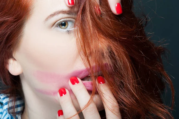 Kadın güzel yüzü lekeli ruj