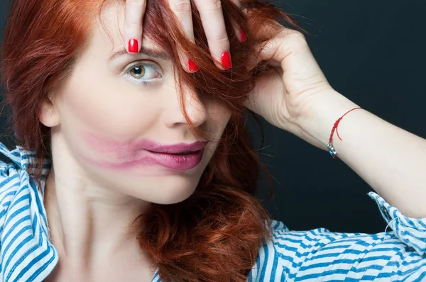 Gülümseyen yüzünde ruj lekeli olan dişi