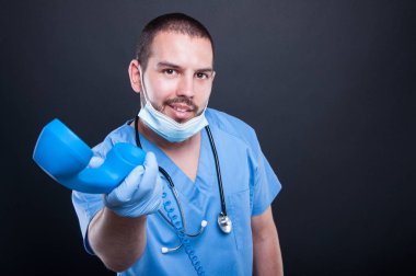 Telefon ahizesi teslim ve gülümseyen önlük giyen doktor