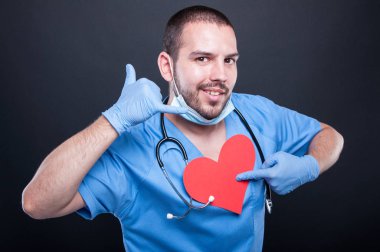 Kırmızı kalp şekli gösteren arama jest işaret kardiyolog