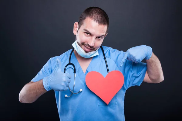 Cardiologue pointant sa forme de coeur rouge montrant comme — Photo