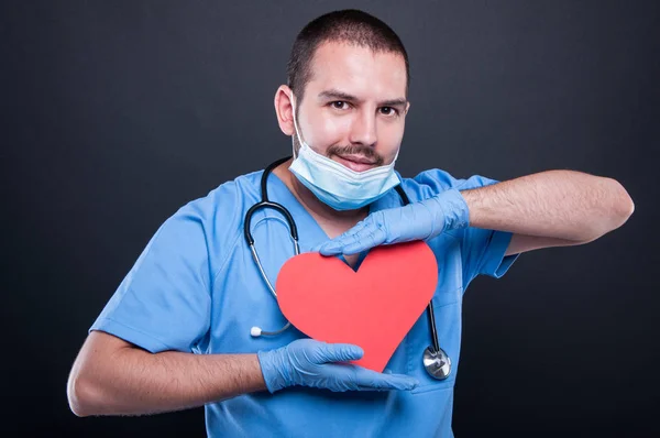 Cardiólogo vistiendo exfoliantes con forma de corazón rojo —  Fotos de Stock