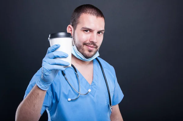 Läkare eller sjukvårdare visar kaffe kopp med en paus — Stockfoto