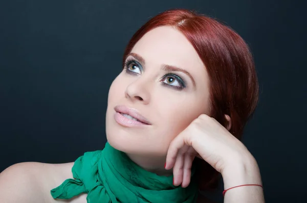 Nahaufnahme Porträt einer jungen Frau mit wunderschönem Make-up — Stockfoto