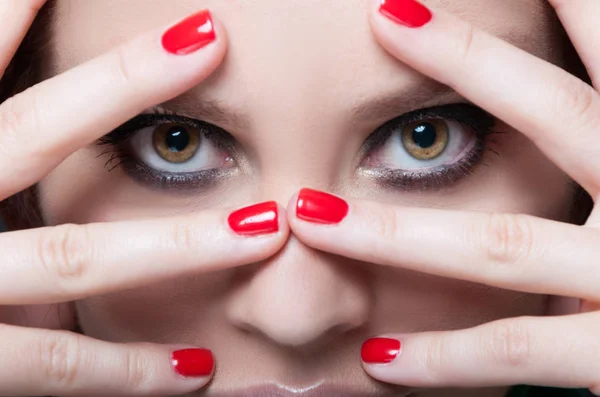 Mujer glamour con maquillaje ahumado oscuro — Foto de Stock