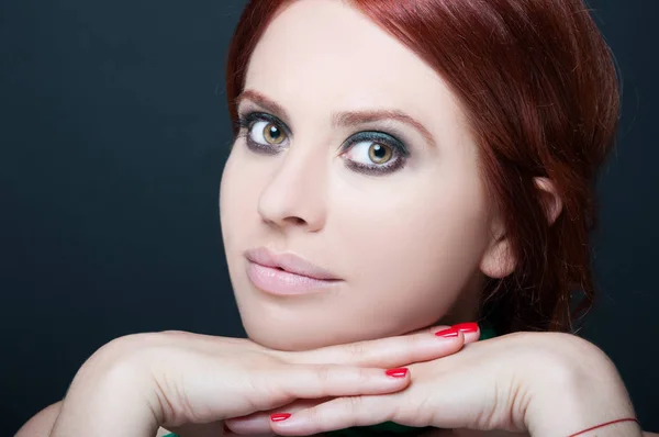 Porträt einer schönen Frau mit stilvollen Smokey Eyes — Stockfoto