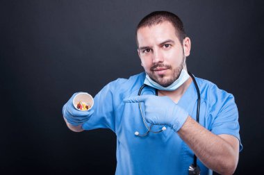 Haplarla Kupası işaret önlük giyen doktor