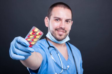 Bir Tablet gösterilen önlük giyen doktor seçici odak