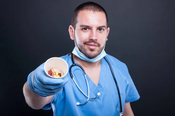 Selektywny fokus lekarza sobie peelingi Wyświetlono kubek z pigułki — Zdjęcie stockowe