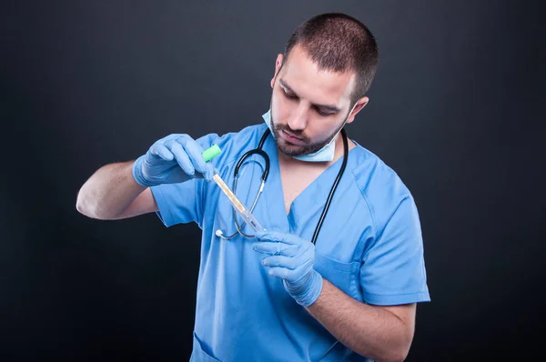 Läkare som bär scrubs förbereder termometer — Stockfoto