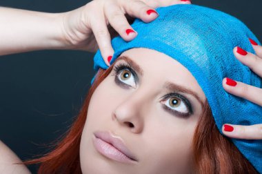 Genç kadın yüz düzülmüş makyaj ile