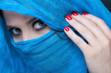 Güzel bir kadınla pürüzsüz bir cilt ve yüz kaplı