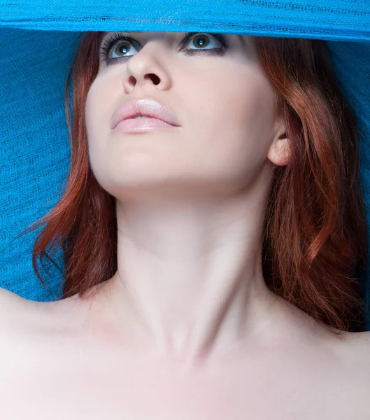 Σέξι γυναικείο μοντέλο ποζάρει με μπλε μαντήλι — Φωτογραφία Αρχείου