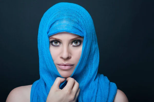 Stylische Frau mit glatter Haut posiert mit Burka — Stockfoto