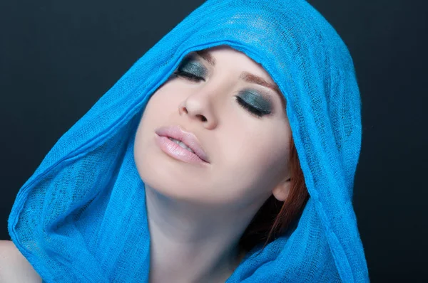 Модный портрет девушки-модели с шарфом — стоковое фото