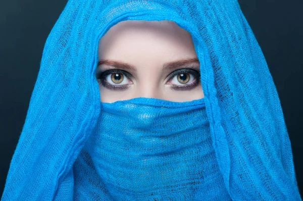 Imagem de jovem modelo feminino em cachecol azul — Fotografia de Stock