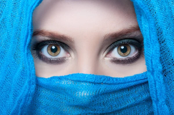 Lindos olhos femininos olhando acima de seu véu — Fotografia de Stock