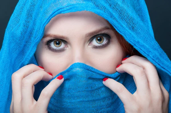 Feminino com burka azul olhar misterioso — Fotografia de Stock