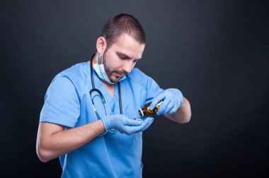 Anket şişe dökülmesini önlük giyen doktor 