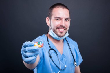 Bir hap doz tutan doktor seçici odak