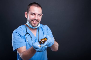 Anket şişe dökülmesini önlük giyen doktor 