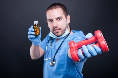 Plastik cerrah dumbbells hapları önce seçmek için gösterilen