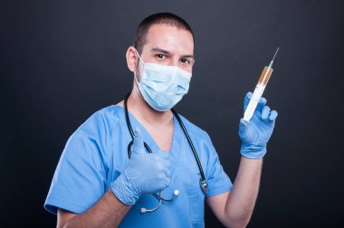 Doktor giyen gösteren şırınga scrubs ve jest gibi