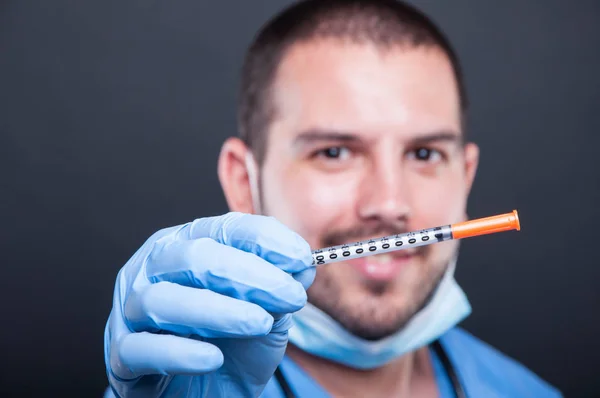 Concentration sélective du médecin portant des gommages tenant l'injection de diabète — Photo