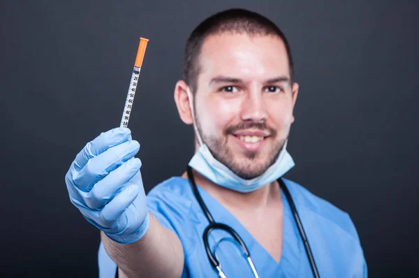 Selectieve aandacht van dokter dragen schrobt houden diabetes injecteren — Stockfoto