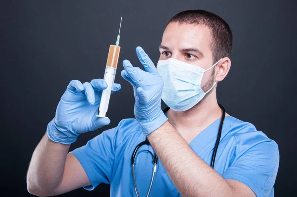 Пластичний хірург у шприці для перевірки скрабів — стокове фото