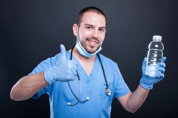 Médico vistiendo matorrales mostrando agua y como gesto — Foto de Stock