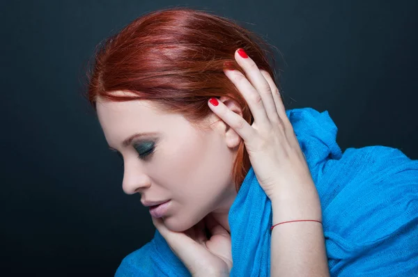 有吸引力的和微妙的红发女人用围巾 — 图库照片