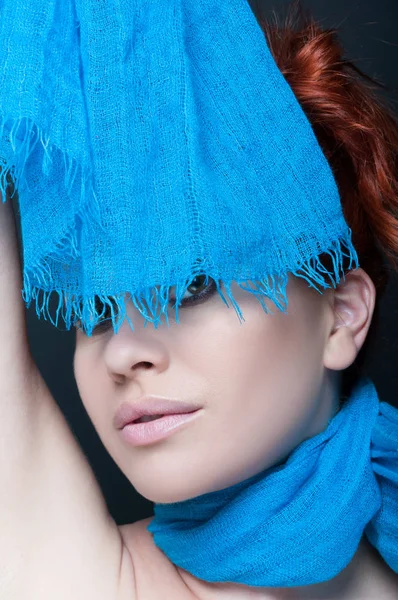 Όμορφη γυναίκα μοντέλο ποζάρει με το μαντήλι — Φωτογραφία Αρχείου