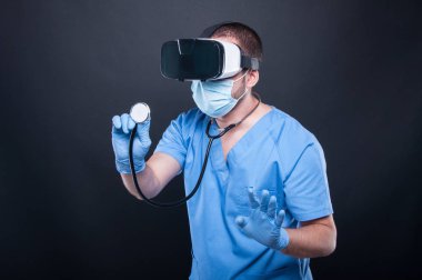 Sanal gerçeklik bardakları ve stethosc kullanarak önlük giyen doktor