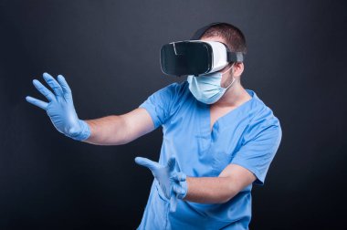 Sanal gerçeklik gözlükle önlük giyen doktor