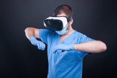 Sanal gerçeklik gözlükle önlük giyen doktor