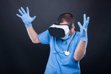 Sanal gerçeklik gözlükle deli ya da korkmuş davranıyorsun Doktor