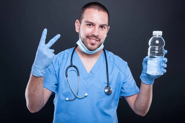 Médico vistiendo uniformes que muestran agua y número dos —  Fotos de Stock