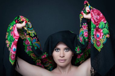 Kadın model onun eşarp ile şehvetli poz