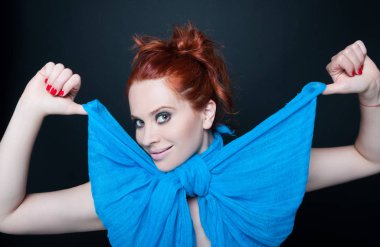 Çekici genç model mavi şal