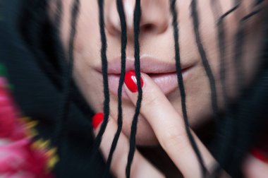 Seksi ağız içinde closeup güzel genç kadın